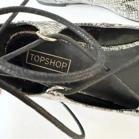 TOPSHOP Size 6.5 Gray Snakeskin Lace Up Flats Pointy Toe - Picture 7 of 9